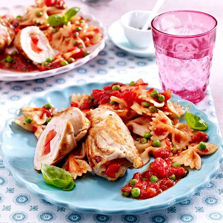 Putenröllchen mit Tomaten-Erbsen-Soße und Farfalle Rezept Putenröllchen mit Tomaten-Erbsen-Soße und Farfalle Rezept