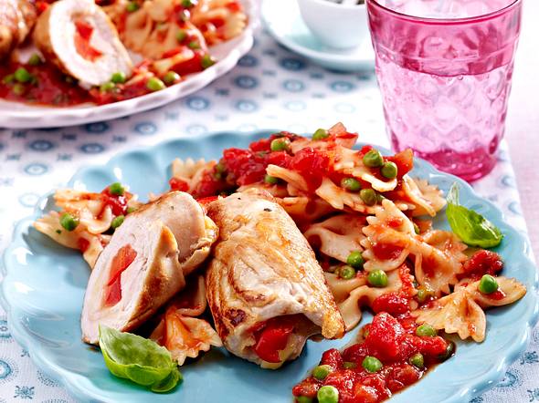 Putenröllchen mit Tomaten-Erbsen-Soße und Farfalle