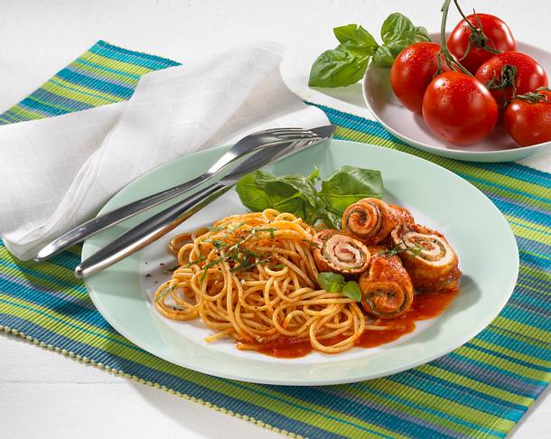Putenröllchen mit Zucchini-Füllung und Tomatensoße Rezept Putenröllchen mit Zucchini-Füllung und Tomatensoße Rezept