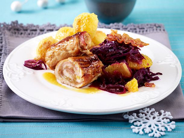 Putenröllchen mit Speck auf Orangen-Rotkohl Rezept Putenröllchen mit Speck auf Orangen-Rotkohl Rezept
