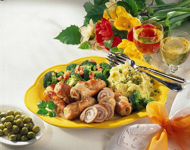Putenröllchen zu Oliven-Püree & Broccoli Rezept Putenröllchen zu Oliven-Püree & Broccoli Rezept