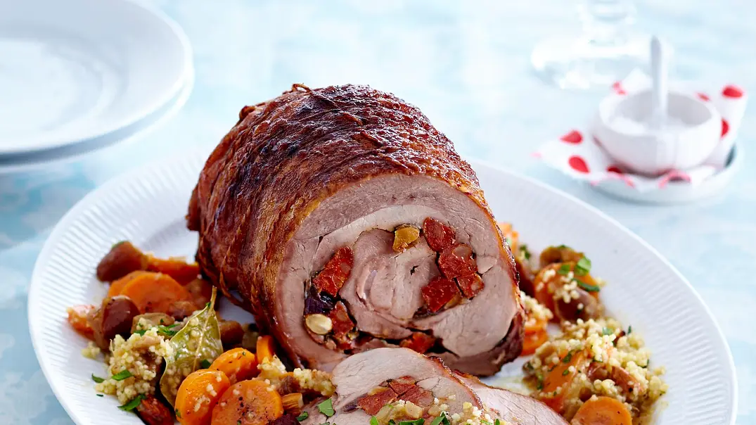 Putenrollbraten mit Chorizo-Mandel-Füllung und Gemüsecouscous Rezept - Foto: LECKER @ Bauer Media Group Putenrollbraten mit Chorizo-Mandel-Füllung und Gemüsecouscous Rezept - Foto: LECKER @ Bauer Media Group