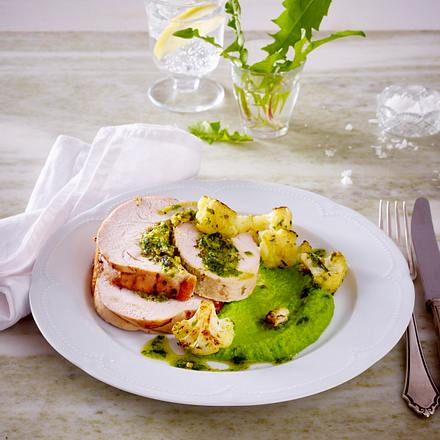 Putenrollbraten mit Erbsenpüree und gebratenem Blumenkohl Rezept