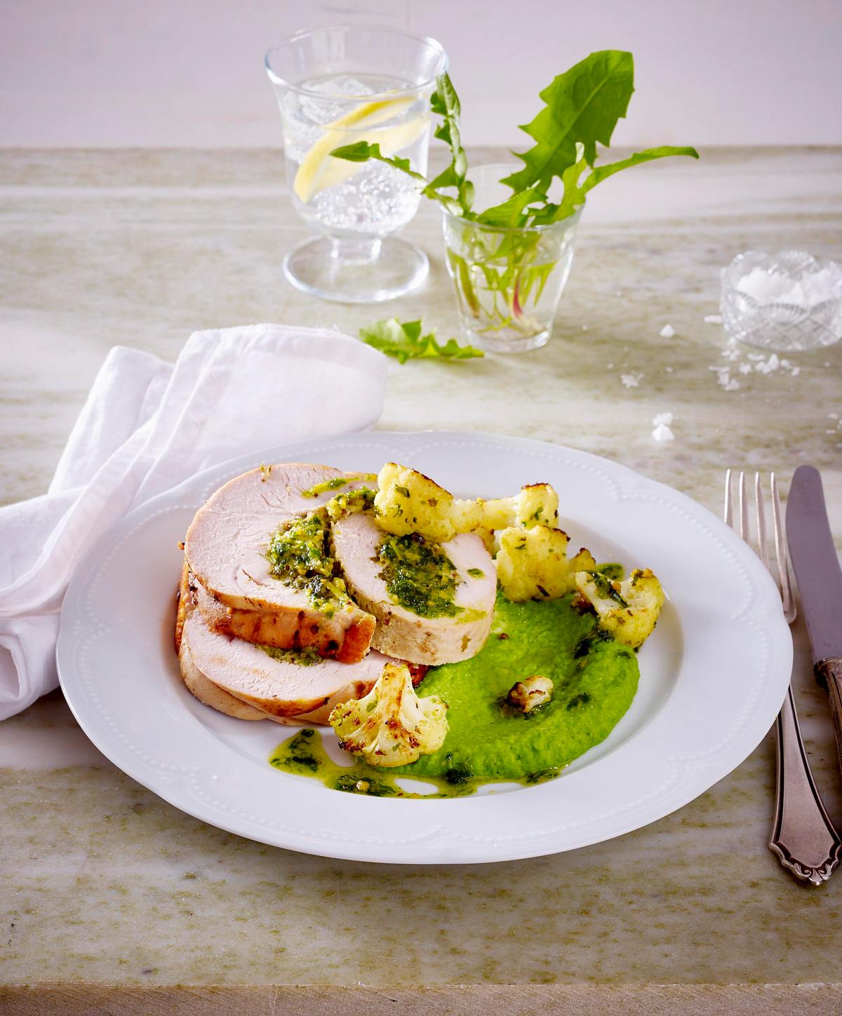 Putenrollbraten mit Erbsenpüree und gebratenem Blumenkohl Rezept