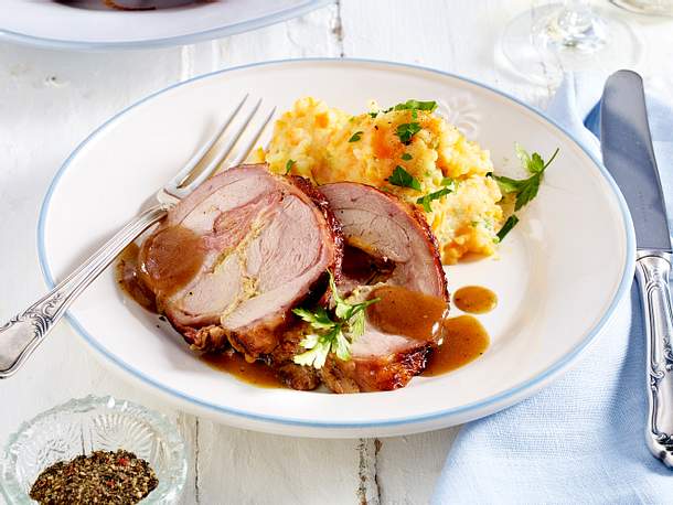 Putenrollbraten mit Honig-Senf-Schinkenfüllung und Kartoffel-Möhren-Stampf Rezept Putenrollbraten mit Honig-Senf-Schinkenfüllung und Kartoffel-Möhren-Stampf Rezept