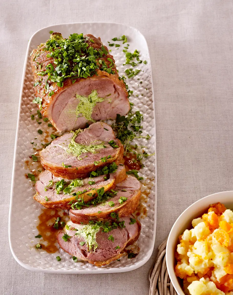 Putenrollbraten mit Kräuterfüllung und Kartoffel-Möhren-Stampf Rezept Putenrollbraten mit Kräuterfüllung und Kartoffel-Möhren-Stampf Rezept
