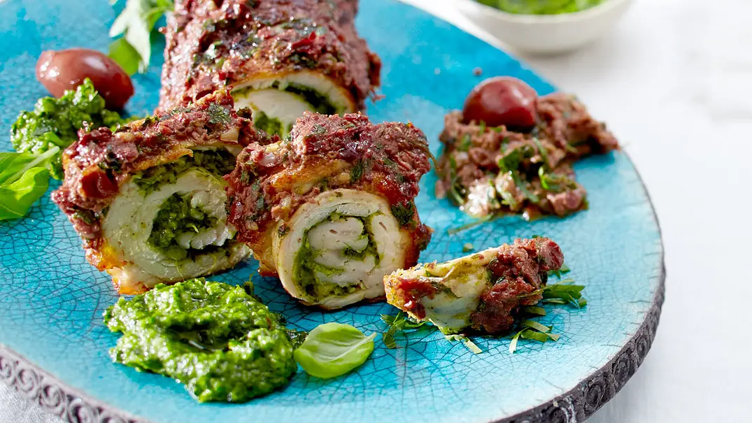 Putenröllchen mit Basilikum-Spinat-Pesto und Oliven-Pesto Rezept - Foto: LECKER @ Bauer Media Group Putenröllchen mit Basilikum-Spinat-Pesto und Oliven-Pesto Rezept - Foto: LECKER @ Bauer Media Group
