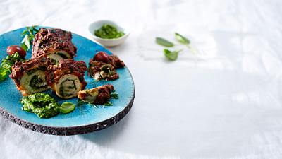 Putenröllchen mit Basilikum-Spinat- und Olivenpesto Rezept - Foto: LECKER @ Bauer Media Group