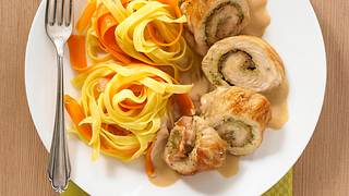 Putenröllchen mit Parmaschinken und Pesto auf Gemüsenudeln Rezept - Foto: House of Food / Bauer Food Experts KG