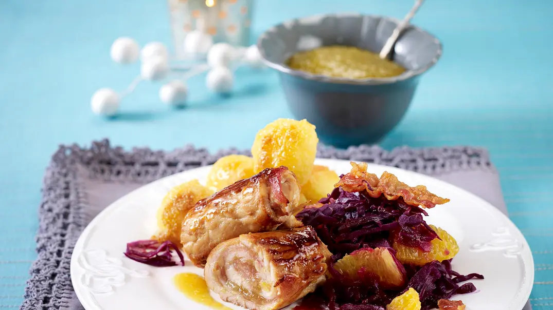 Putenröllchen mit Speck auf Orangen-Rotkohl Rezept - Foto: LECKER @ Bauer Media Group Putenröllchen mit Speck auf Orangen-Rotkohl Rezept - Foto: LECKER @ Bauer Media Group