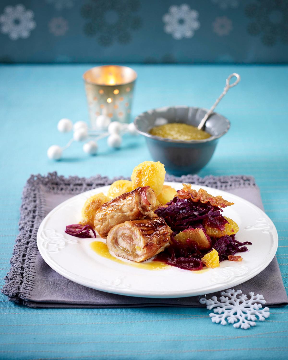 Putenröllchen mit Speck auf Orangen-Rotkohl Rezept