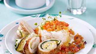 Putenröllchen mit Zucchini-Kräuterfrischkäse-Füllung auf Tomatensugo mit Reis Rezept - Foto: House of Food / Bauer Food Experts KG