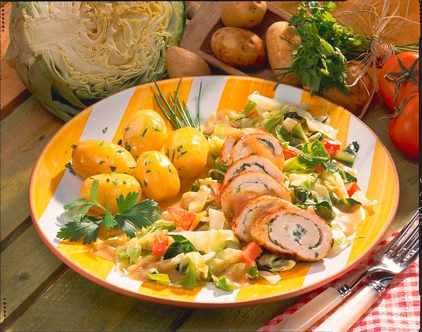 Putenroulade auf Spitzkohl Rezept Putenroulade auf Spitzkohl Rezept