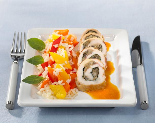 Putenrouladen in Weißwein-Paprika-Soße mit buntem Paprikareis Rezept Putenrouladen in Weißwein-Paprika-Soße mit buntem Paprikareis Rezept
