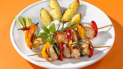 Putenschaschlik mit Ofenkartoffeln Rezept - Foto: LECKER @ Bauer Media Group