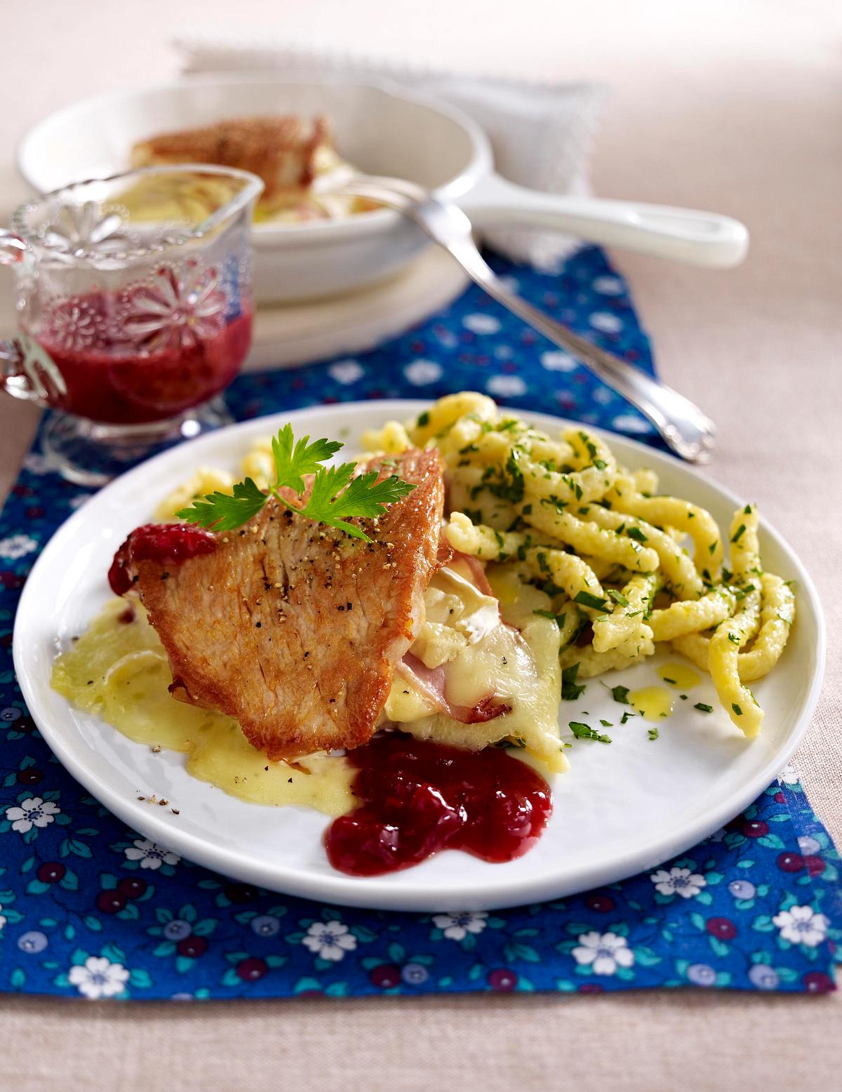 Putenschnitzel a la Cordon bleu mit Spätzle und Preiselbeersoße Rezept