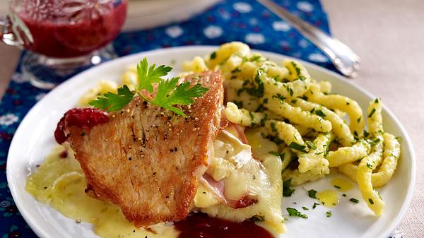 Putenschnitzel a la Cordon bleu mit Spätzle und Preiselbeersoße Rezept - Foto: House of Food / Bauer Food Experts KG