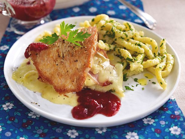 Putenschnitzel a la Cordon bleu mit Spätzle und Preiselbeersoße Rezept