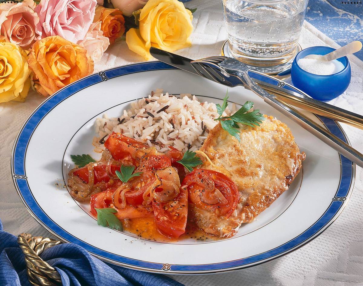 Putenschnitzel im Parmesan-Mantel mit Tomaten und Rezept