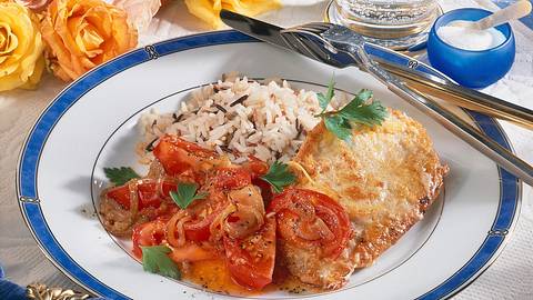 Putenschnitzel im Parmesan-Mantel mit Tomaten und Rezept - Foto: Scarlini