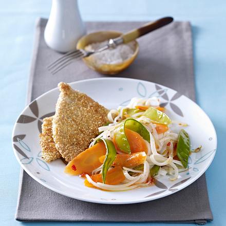 Putenschnitzel im Sesammantel zu süß-saurem Möhren-Zuckerschoten-Gemüse mit Sprossen Rezept