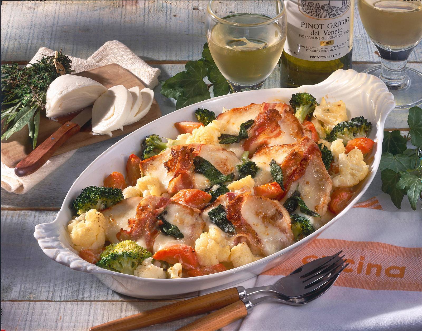 Putenschnitzel im Speck-Mozzarella-Mantel auf Gemüse Rezept | LECKER