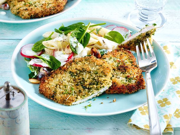 Putenschnitzel in Panko-Kräuterpanade mit Frühlings-Nudelsalat Rezept