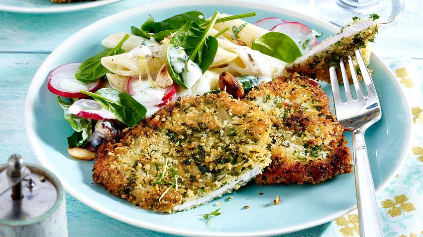 Putenschnitzel in Panko-Kräuterpanade mit Frühlings-Nudelsalat Rezept - Foto: House of Food / Bauer Food Experts KG