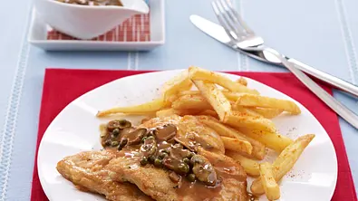 Putenschnitzel in Pilzsoße mit Pommes Frites Rezept - Foto: LECKER @ Bauer Media Group