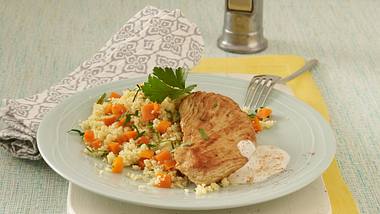Putenschnitzel in scharfer Joghurtsoße zu Gemüse-Couscous Rezept - Foto: House of Food / Bauer Food Experts KG