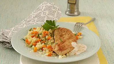 Putenschnitzel in scharfer Joghurtsoße zu Gemüse-Couscous Rezept - Foto: LECKER @ Bauer Media Group