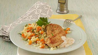Putenschnitzel in scharfer Joghurtsoße zu Gemüse-Couscous Rezept - Foto: LECKER @ Bauer Media Group