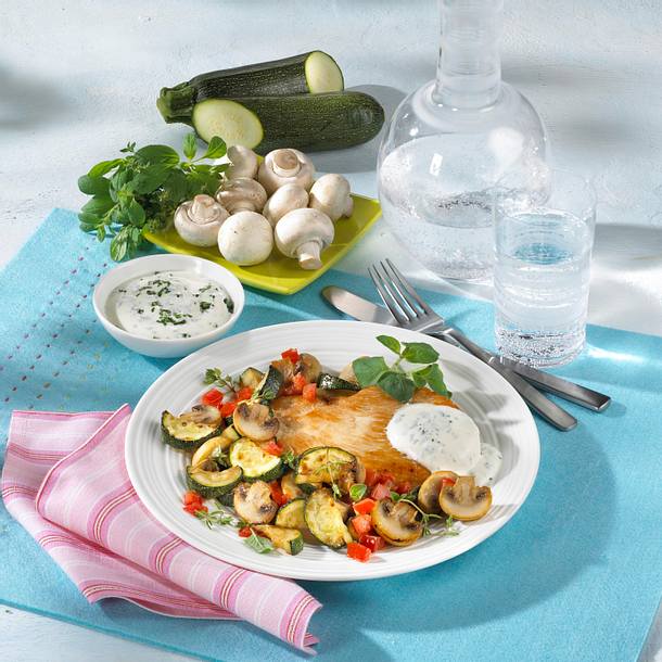 Putenschnitzel mit Gemüse und Joghurtdip Rezept Putenschnitzel mit Gemüse und Joghurtdip Rezept