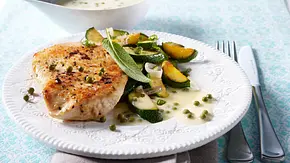 Putenschnitzel mit grüner Pfeffersoße und Zucchinigemüse Rezept - Foto: LECKER @ Bauer Media Group Putenschnitzel mit grüner Pfeffersoße und Zucchinigemüse Rezept - Foto: LECKER @ Bauer Media Group