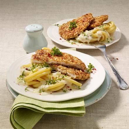 Putenschnitzel mit Haferfockenkruste auf Makkaroni mit Kresserahm Rezept Putenschnitzel mit Haferfockenkruste auf Makkaroni mit Kresserahm Rezept