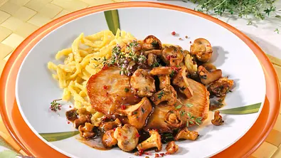 Putenschnitzel mit Jägersoße und Spätzle Rezept - Foto: LECKER @ Bauer Media Group