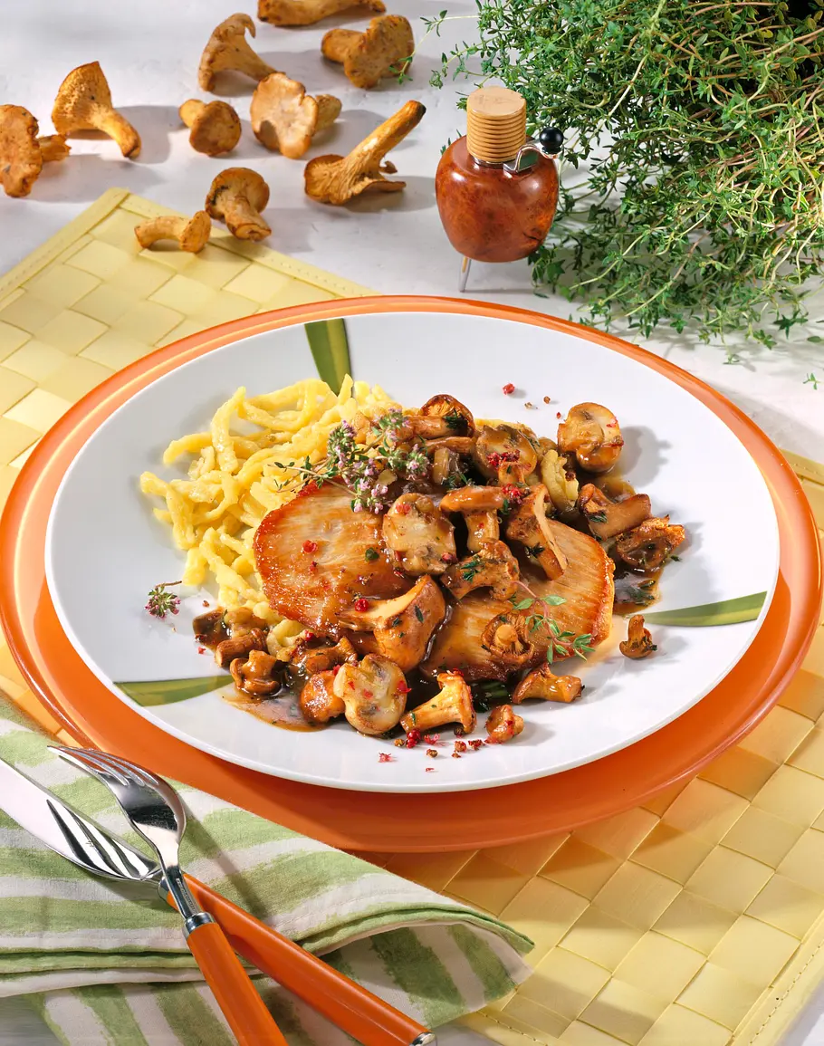 Putenschnitzel mit Jägersoße und Spätzle Rezept Putenschnitzel mit Jägersoße und Spätzle Rezept