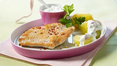 Putenschnitzel mit Kartoffel und Kräuterquark (Diät) Rezept - Foto: LECKER @ Bauer Media Group