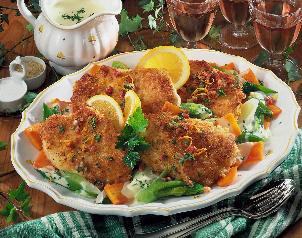 Putenschnitzel mit Käsekruste Rezept | LECKER