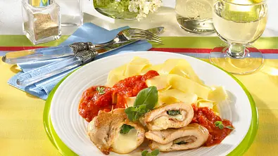 Putenschnitzel mit Mozzarella-Schinken-Füllung Rezept - Foto: LECKER @ Bauer Media Group