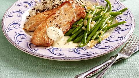 Putenschnitzel mit Reis und Bohnen Rezept - Foto: House of Food / Bauer Food Experts KG