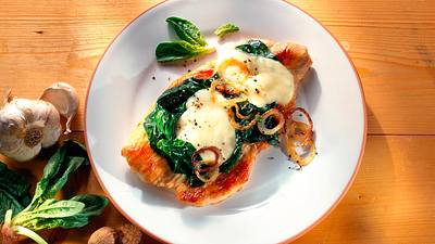 Putenschnitzel mit Spinat und Mozzarella Rezept - Foto: LECKER @ Bauer Media Group