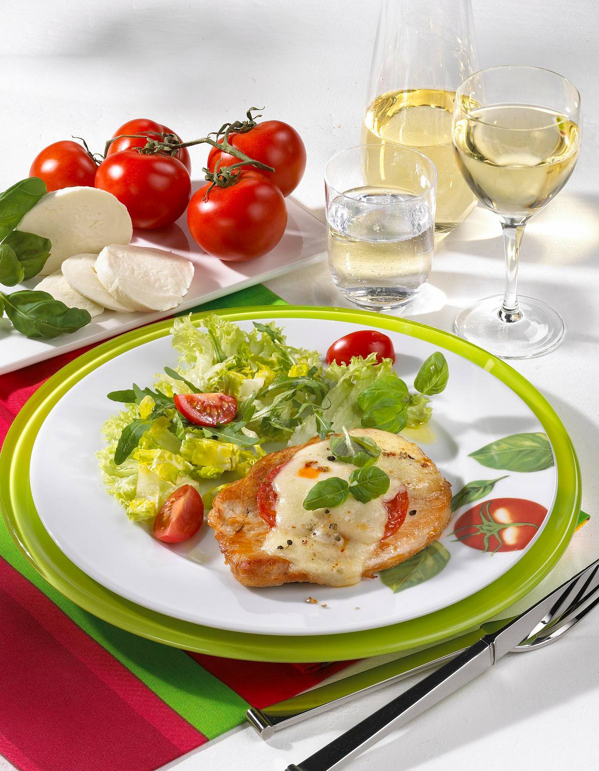 Putenschnitzel Tomate-Mozzarella mit grünem Salat Rezept