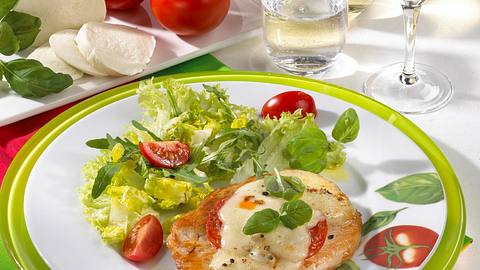 Putenschnitzel Tomate-Mozzarella mit grünem Salat Rezept - Foto: House of Food / Bauer Food Experts KG