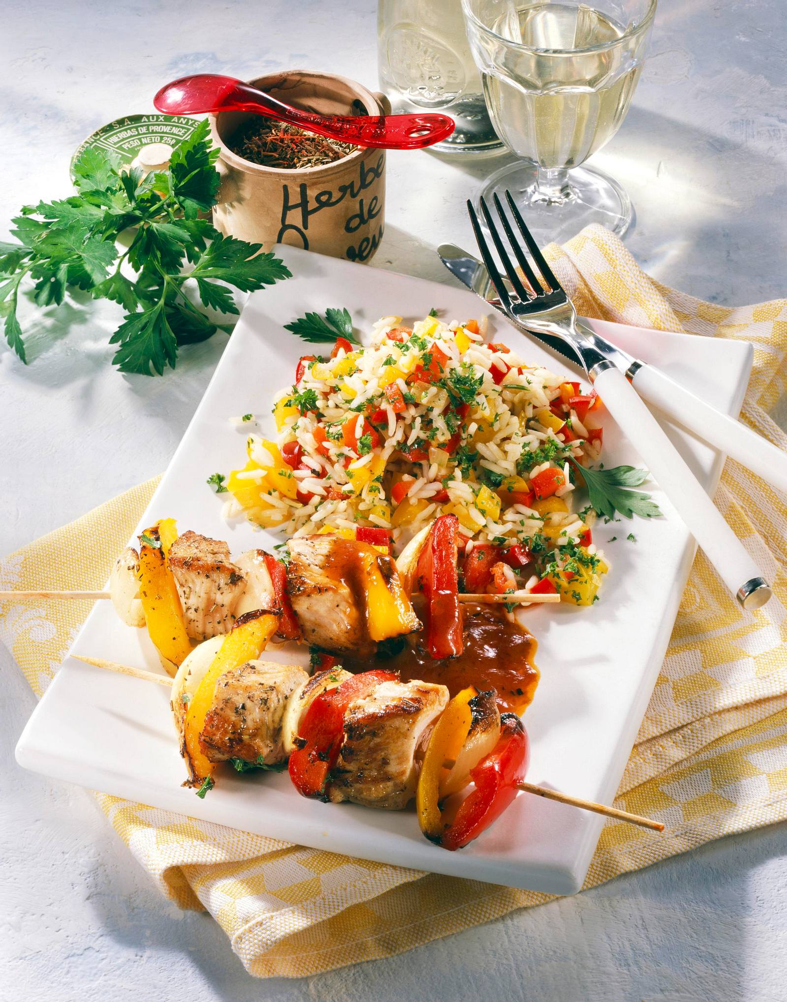 Putenspieß zu buntem Reis Rezept | LECKER