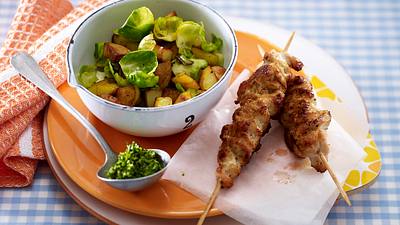 Putenspießchen auf Rosenkohl-Gemüse Rezept - Foto: LECKER @ Bauer Media Group