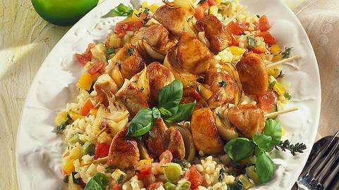 Putenspieße auf Gemüserisotto Rezept - Foto: House of Food / Bauer Food Experts KG