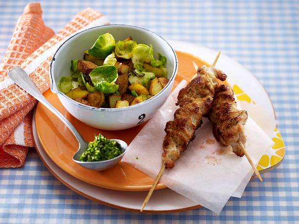 Putenspießchen auf Rosenkohl-Gemüse Rezept Putenspießchen auf Rosenkohl-Gemüse Rezept