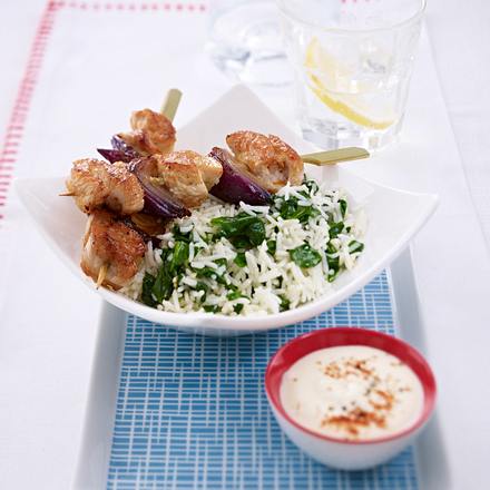 Putenspieße auf Spinat mit Reis Rezept