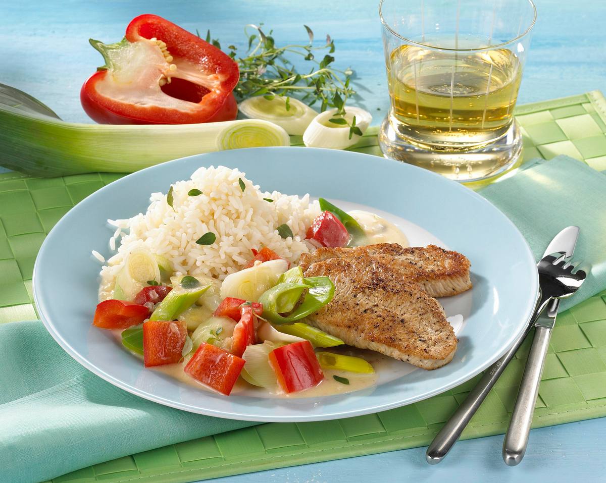 Putensteak mit Porree-Paprika-Gemüse Rezept